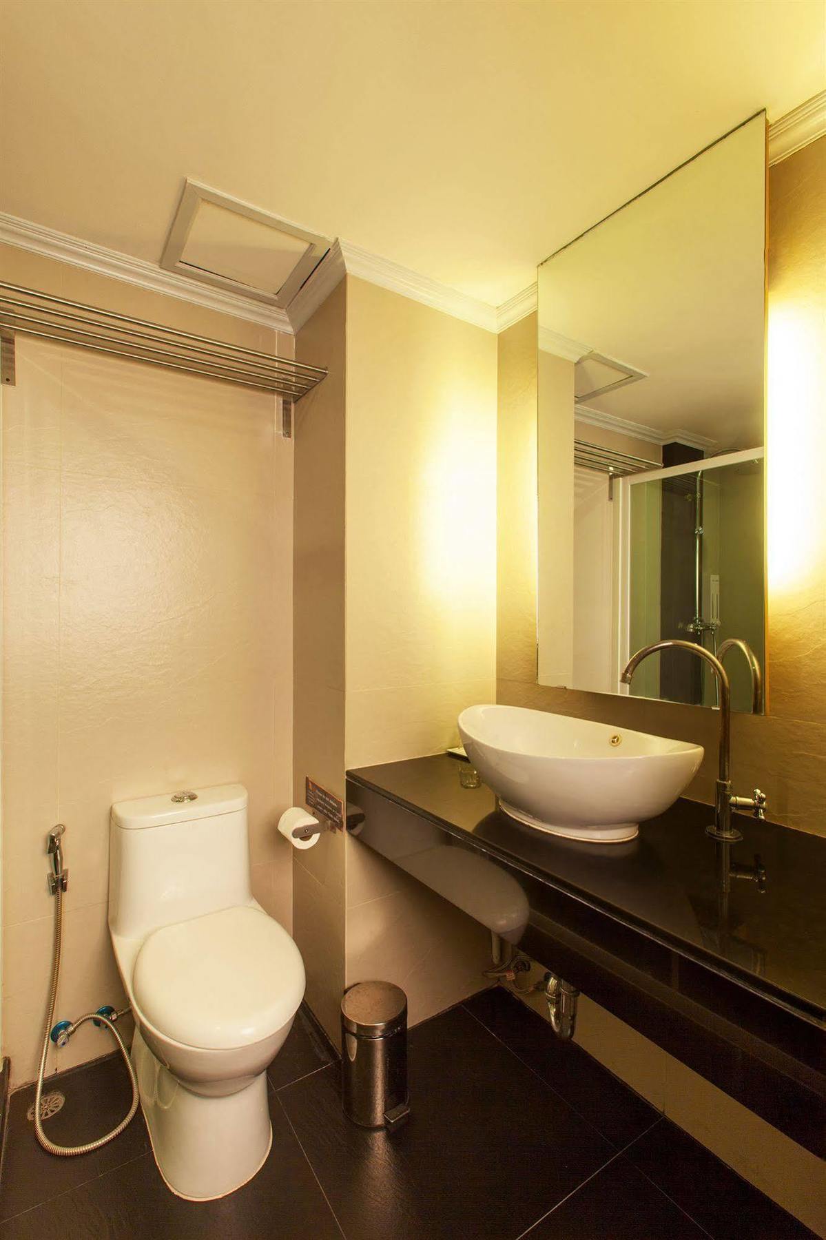 Q Hotel Бангкок Екстер'єр фото